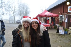 Två tjejer på julmarknad i tomteluvor
